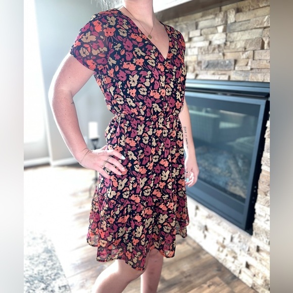 NWOT Kaileigh Floral Dress Floral Black Red Size Medium - Picture 2 of 14